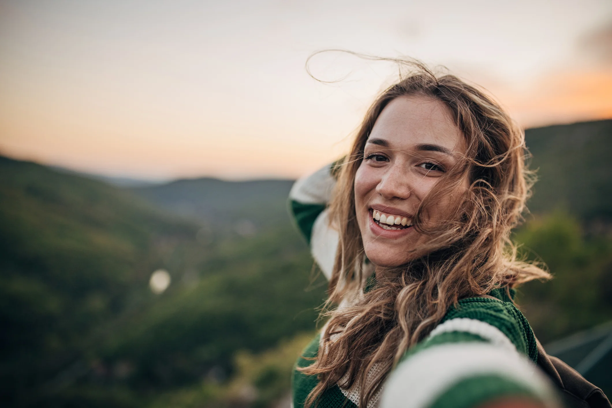 Žena v prírode na turistke
